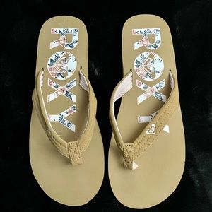 ROXY tan flip flop sandals new with out box size 10